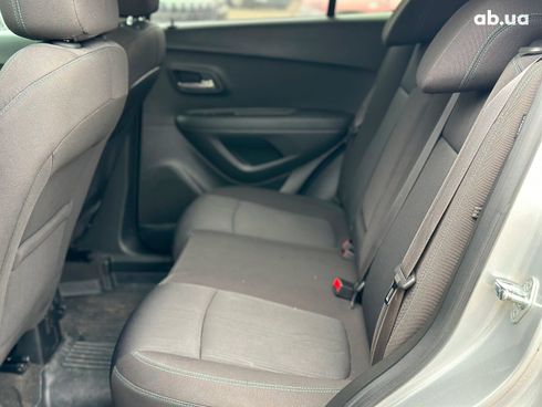 Chevrolet Trax 2016 серый - фото 23