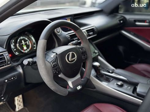 Lexus IS 2017 - фото 14