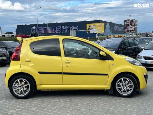 Peugeot 107 2012 желтый - фото 7