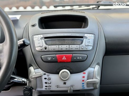 Toyota Aygo 2009 серый - фото 17
