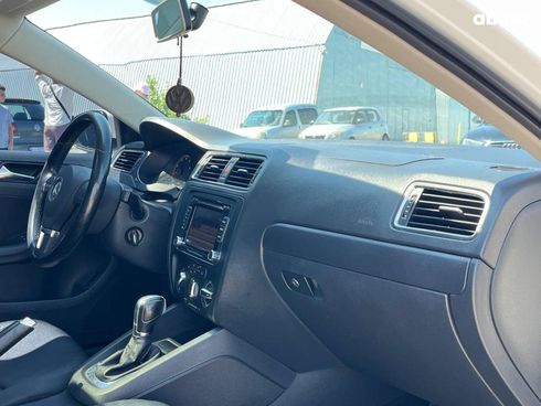 Volkswagen Jetta 2010 белый - фото 21