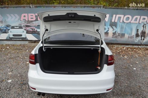 Volkswagen Jetta 2016 белый - фото 9