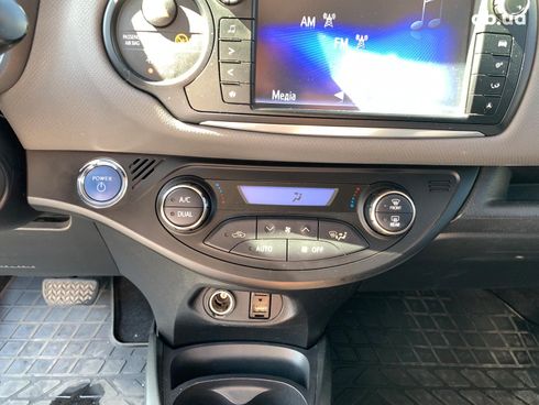 Toyota Yaris 2014 серый - фото 33