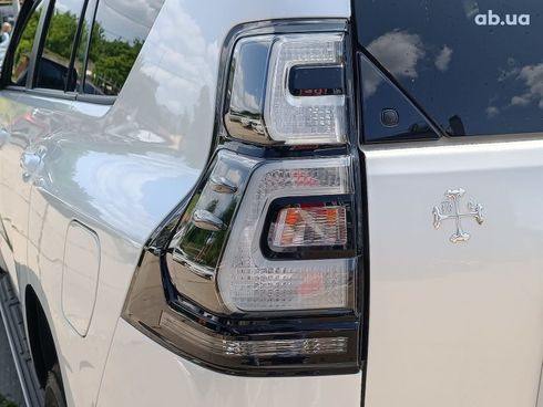 Toyota Land Cruiser Prado 2021 белый - фото 12