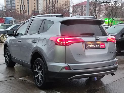 Toyota RAV4 2017 серый - фото 8