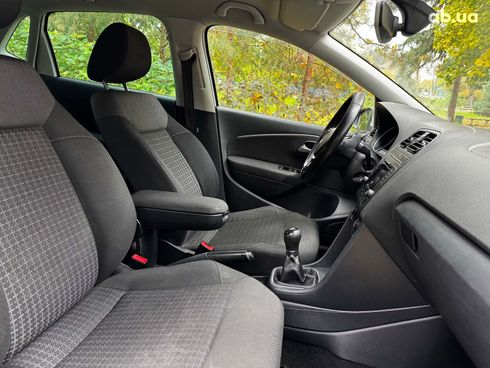 Volkswagen Polo 2015 белый - фото 30
