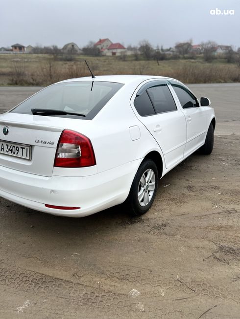 Skoda Octavia 2012 белый - фото 5