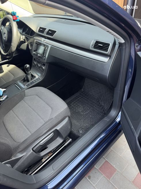 Volkswagen Passat 2015 синий - фото 10