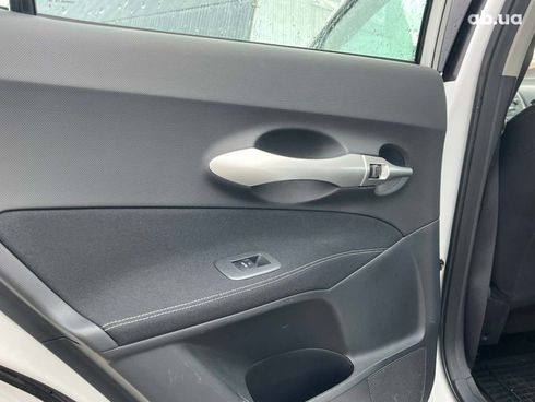Toyota Auris 2010 белый - фото 30