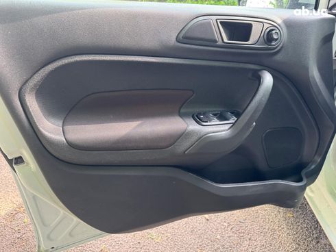 Ford Fiesta 2018 белый - фото 15