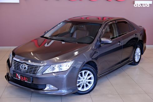 Toyota Camry 2014 серый - фото 2