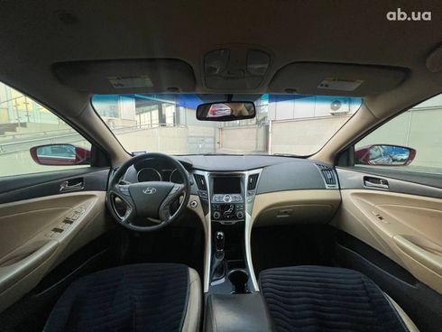 Hyundai Sonata 2013 красный - фото 18