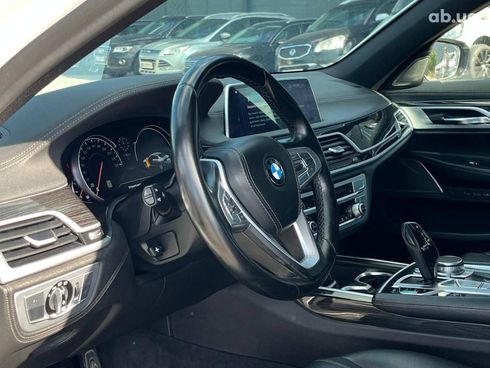 BMW 7 серия 2018 белый - фото 47