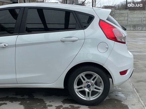 Ford Fiesta 2019 белый - фото 7