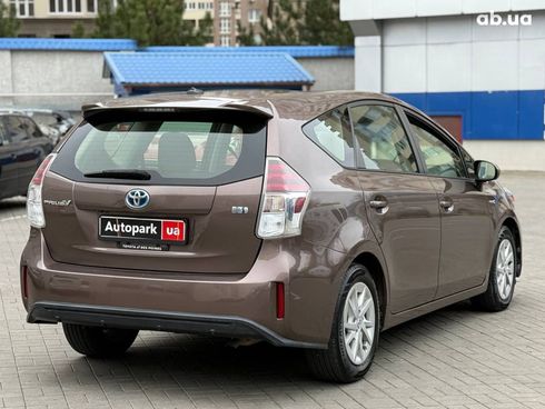 Toyota Prius V 2015 коричневый - фото 16