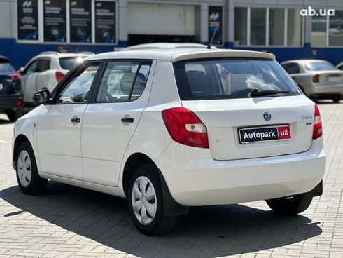 Skoda Fabia 2011 белый - фото 7