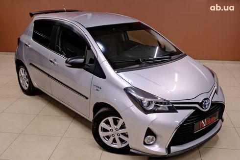 Toyota Yaris 2015 серебристый - фото 3
