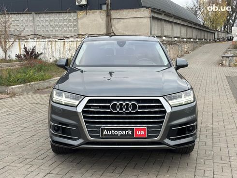 Audi Q7 2018 серый - фото 4