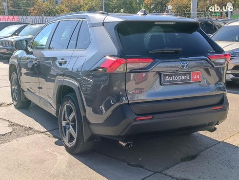 Toyota RAV4 2020 серый - фото 13