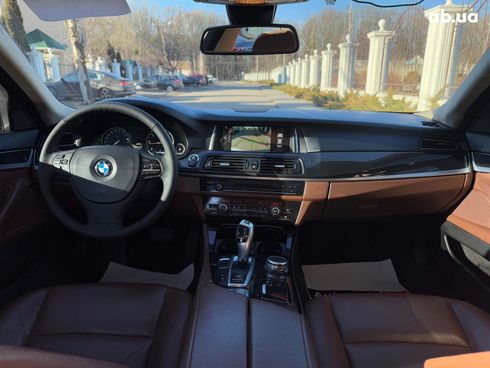 BMW 5 серия 2015 серый - фото 31