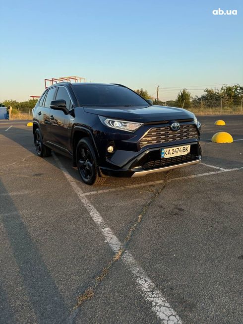 Toyota RAV4 Hybrid 2020 синий - фото 2