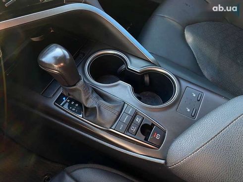 Toyota Camry 2022 - фото 18