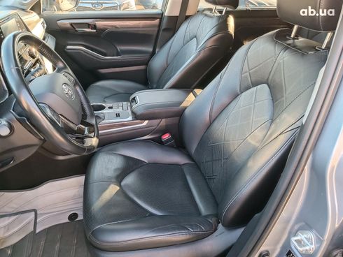 Toyota Highlander 2020 серый - фото 28