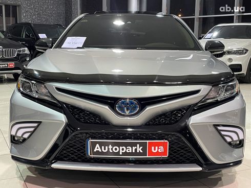 Toyota Camry 2018 серый - фото 2