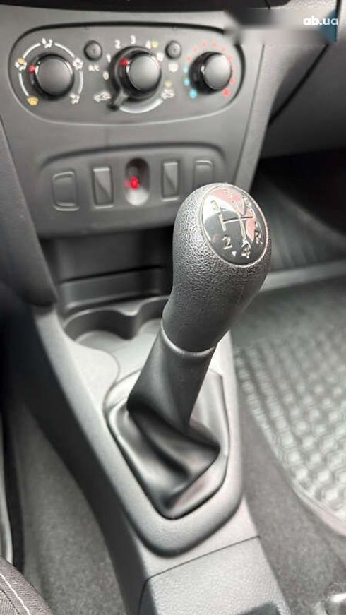 Renault Logan 2017 - фото 28