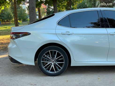 Toyota Camry 2022 белый - фото 8
