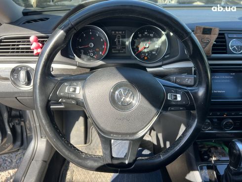 Volkswagen Passat 2016 серый - фото 10