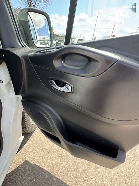 Renault Trafic 2021 - фото 21