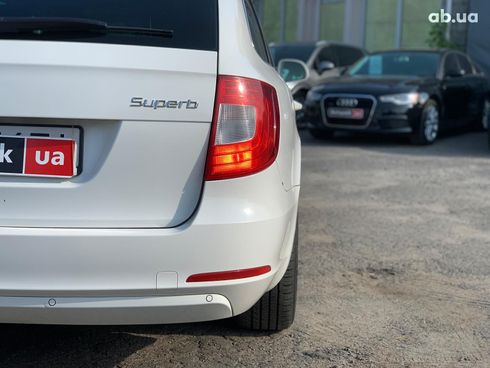 Skoda Superb 2011 белый - фото 12
