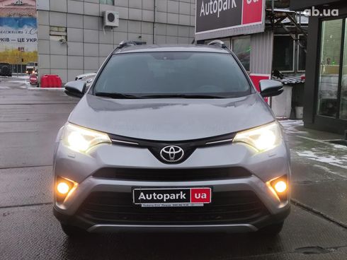 Toyota RAV4 2017 серый - фото 2