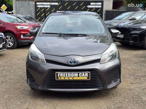 Toyota Yaris 2013 - фото 3