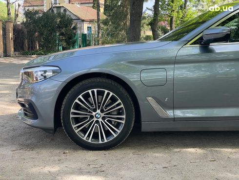 BMW 5 серия 2018 серый - фото 12
