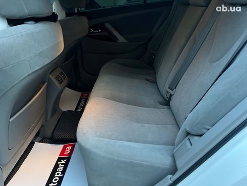 Toyota Camry 2010 белый - фото 44