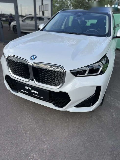 BMW iX1 2023 - фото 3