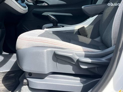 Chevrolet Bolt 2020 белый - фото 40