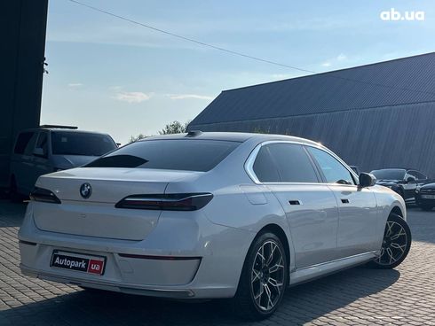 BMW i7 2023 белый - фото 2