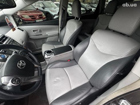 Toyota Prius V 2017 серый - фото 23