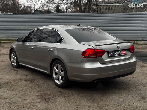 Volkswagen Passat 2013 серый - фото 4