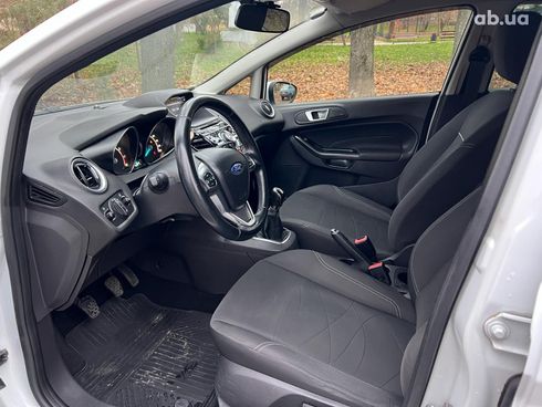 Ford Fiesta 2013 белый - фото 20