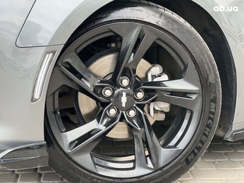 Chevrolet Camaro 2019 серый - фото 7