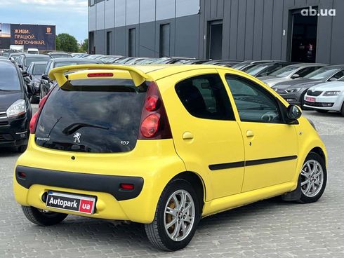 Peugeot 107 2012 желтый - фото 8