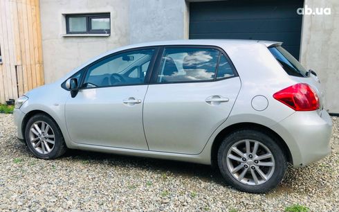 Toyota Auris 2010 серебристый - фото 2