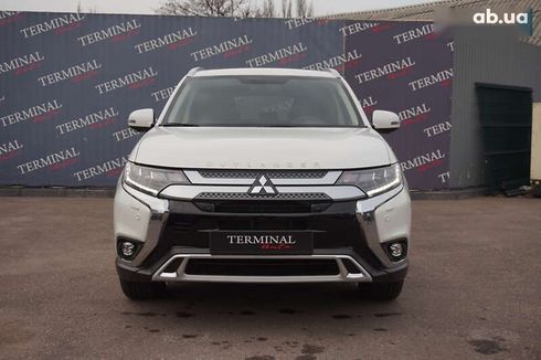 Mitsubishi Outlander 2021 - фото 2