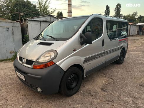 Renault Trafic 2005 серебристый - фото 2