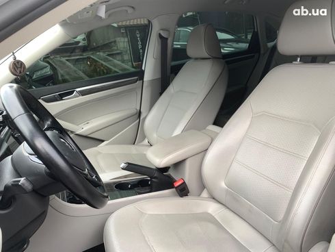 Volkswagen Passat 2018 белый - фото 25
