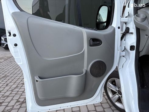 Opel Vivaro 2009 белый - фото 15